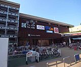 イオン 京都西店まで755m 地元の人に親しまれた京都ファミリー。葛野大路四条の東にあり