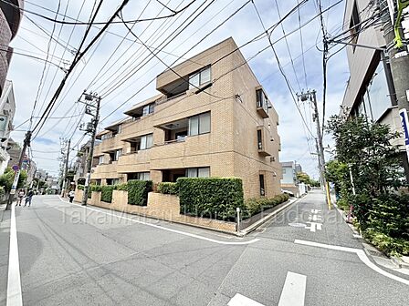 下北沢駅徒歩1分、好立地のマンションでございます。