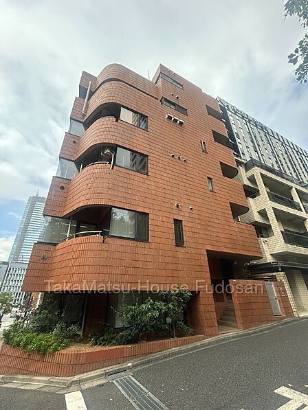 ワンフロアひと住戸の本マンションです。