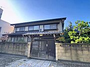 落ち着いた佇まいが魅力の和風住宅でございます。