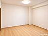 子供部屋：白を基調とした清潔感ある室内。木の温もりを感じる、使い勝手の良い洋室です。