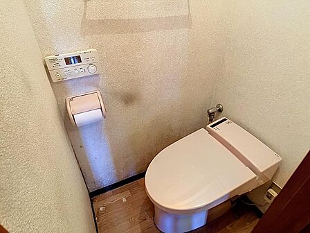 温水洗浄便座付きのトイレ。独立空間で快適にご利用いただけます。