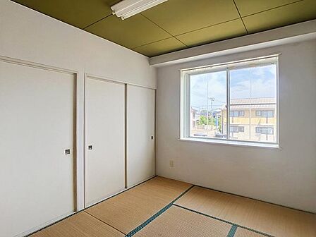 日当たりの良い大きな窓が魅力。落ち着きのある畳の間で、リラックスした時間を。