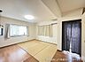 リビング/ダイニング：明るい日差しが差し込むリビングは、様々なライフスタイルに合わせた暮らしが可能です。