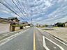 外観：閑静な住宅街に位置する、ゆとりのある広さの敷地です。周辺には日用品が揃う施設も近く、暮らしやすい住環境が整っています。