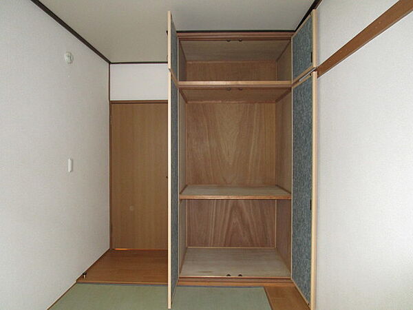 画像14:和室（2）の押入の扉は開き戸です