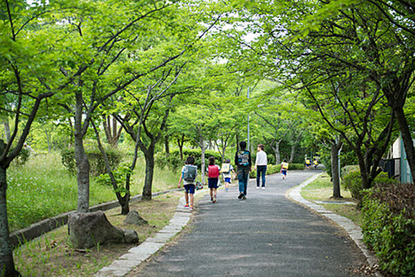 画像17:公園「松尾公園まで885ｍ」近隣住人のリラクゼイションスポット