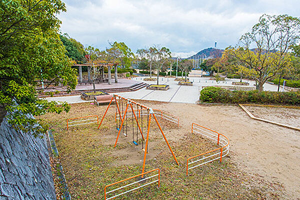 画像6:「君影台公園」の遊具広場。砂場や滑り台などもある