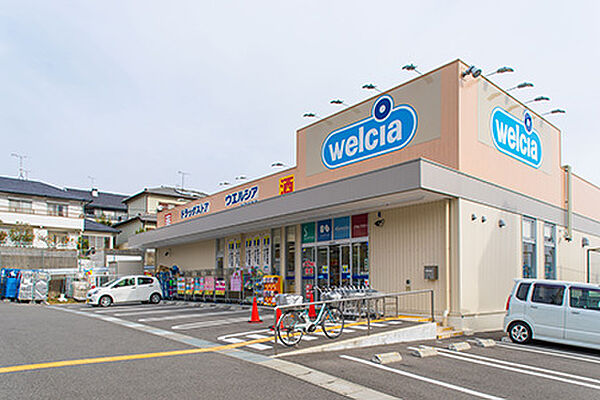 画像16:ドラックストア「ウエルシア神戸鳴子店まで762ｍ」大型駐車場完備されています。
