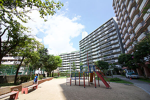 画像16:公園「敷地内プレイロットまで50ｍ」遊具のあるプレイロットを敷地内に5か所設置しています 。