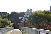 その他周辺「斜行エレベーターまで500ｍ」「花山駅」の南に団地へ向かう斜行エレベーターが伸びています