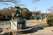 公園「高丘東公園まで450ｍ」ここは7～8世紀頃の窯場の遺跡がある公園で、2ヘクタールもある広さがあります。