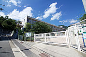 小学校「神戸市立鶴甲小学校まで825ｍ」