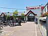 周辺：関西スーパー西郷店 徒歩6分。住宅街の中にあるスーパーで、駐車場は広々58台分ございます。休日にお車でたくさんお買い物するときも便利です。 410m