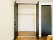 大きなクローゼットでお部屋スッキリ片付きます