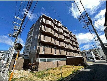 機能性とデザイン性を兼ね備えたマンション外観は、住む人に快適な生活を提供します。スタイリッシュなデザインが魅力で、日々の生活に彩りを添えます