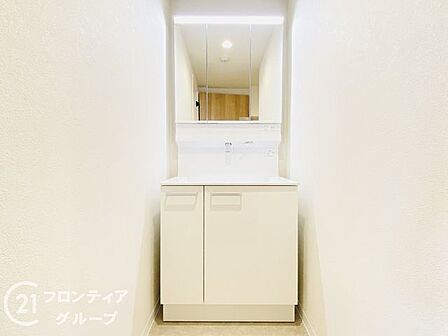 三面鏡タイプの独立洗面台を採用。鏡の裏は収納になっており、化粧品や歯ブラシなど小物もスッキリと片付きます。忙しい朝の身支度も快適です。