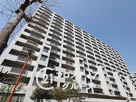 シンプルで洗練されたマンション外観は、住む人のセンスを引き立て、落ち着いた雰囲気を提供します。