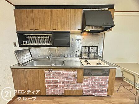木の質感がお部屋の雰囲気とマッチしていて、毎日の献立作りが楽しくなりそうですね!収納スペースも充実しているので、お気に入りの調理器具をすっきりと整理整頓できますね!