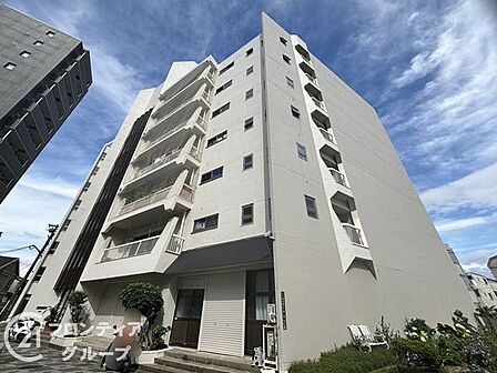 シンプルながらも存在感のあるマンション外観は、住む人を魅了し、日常に特別な時間をもたらします。都会的なデザインが魅力で、住む人に誇りを与える空間です