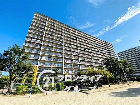 シンプルで洗練されたマンション外観は、住む人のセンスを引き立て、落ち着いた雰囲気を提供します。都会的なデザインが魅力で、住む人に誇りを与える空間です