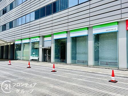 ファミリーマートOBPKDDI大阪ビル店 徒歩8分。 640m
