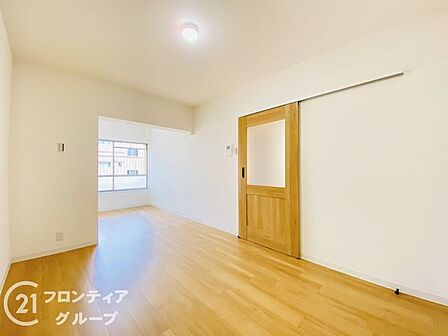 リビングは、落ち着いた色合いのフローリングが特徴です。家族の時間を大切にする理想的な空間です。