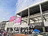 周辺：イオンスタイル四條畷まで徒歩12分です。生鮮食品や日用品のお買い物のほか、休日のショッピングや映画鑑賞などご家族で存分に楽しめる施設です。 940m