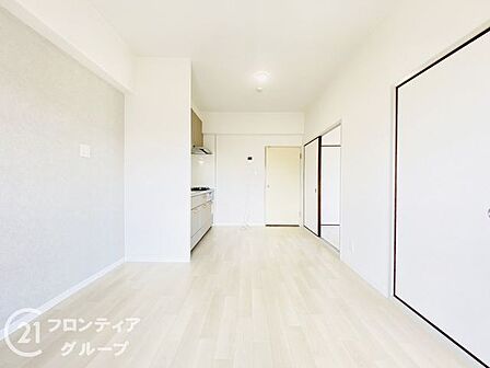 開放的な窓から光が差し込むリビングは、ステータスを感じさせる上質な空間です。穏やかな時間が流れるプレミアムな暮らしを心ゆくまで堪能していただけます