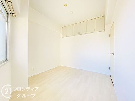 落ち着いた雰囲気が漂う寝室スペースです。ゆったりとした広さがあり、ベッドや家具をすっきりと配置できます。一日の終わりにしっかりと体を休め、プライベートな時間を快適にお過ごしいただけます。