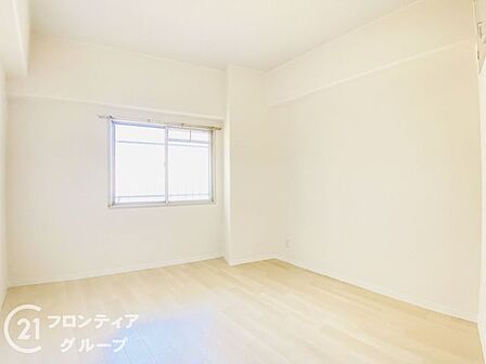 お子様の成長に合わせて活用できる明るいお部屋です。勉強机やベッドを配置しやすく、自分の空間として伸び伸び過ごせます。陽当りも良く、遊びや学習に集中しやすい快適な環境が整っています。