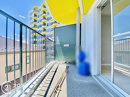 陽当りが良く爽やかな風が吹き抜けるバルコニーです。洗濯物を干すスペースとしてはもちろん、ちょっとした気分転換の場としても活躍します。開放感のある空間で心地よい時間をお過ごしいただけます。