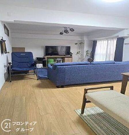 リビングは、広々とした空間で、家族や友人との時間を楽しむのにぴったりです。快適な居住空間を提供します。