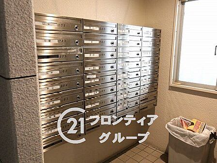 必要最低限の設備が整ったマンションで、実用性を重視した空間です。