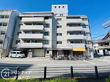 モダンなデザインが魅力のマンション外観は、スタイリッシュで洗練された印象を与え、住む人のセンスを引き立てます。周囲の景観とも調和し、日々の生活に彩りを添えます