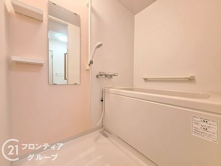 一日の疲れを優しく包み込み解きほぐしてくれる心地よいバスルームです 清潔感あふれるカラーで統一された空間は、心からリラックスできる至福のひとときを約束してくれる癒しの場です