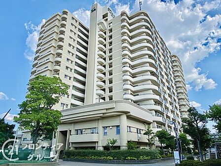 青空に映えるスタイリッシュなフォルムがとても印象的ですね!周囲の豊かな緑とも見事に調和しており、この邸宅で過ごす新しい暮らしが始まると思うと、毎日がもっと鮮やかに彩られそうです