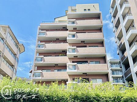 洗練されたデザインが目を引く外観は、住まう方の誇りを満たす格調高い佇まいです。青空に映える温かみのあるタイルの質感と、豊かな緑が調和する美しいエントランスが日々の帰宅を優雅に迎えてくれます