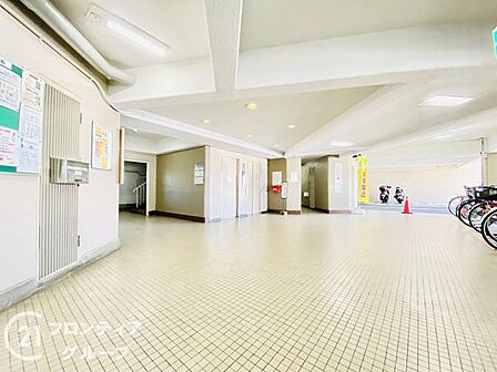 機能的なロビーで、住む人が快適に過ごせるよう配慮されています