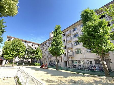 青空に映えるスタイリッシュなフォルムが街のランドマークとして存在感を放ちます 緑豊かな植栽に囲まれた広大な敷地は都会の喧騒を忘れさせてくれる穏やかな住環境を演出しています