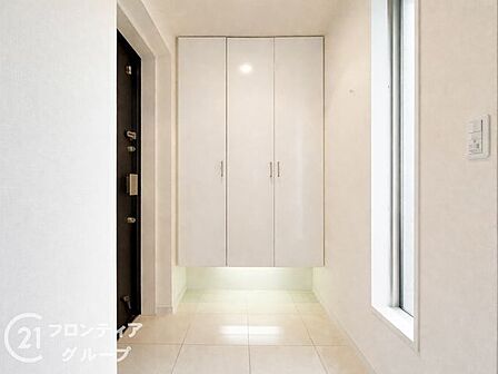 明るく清潔感のある玄関でお客様を迎えるスペースをパッと明るい印象に!大容量の収納力で大家族の履物もすっきり収納できます♪