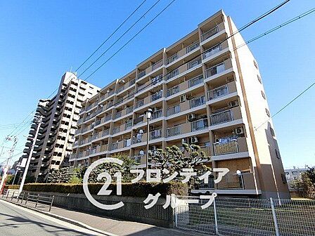 青空に映える端正な外壁フォルムと清潔感のある佇まいが魅力ですね!周囲の街並みに美しく調和する落ち着いたデザインが、毎日の暮らしに豊かな誇りと心地よさをもたらしてくれます