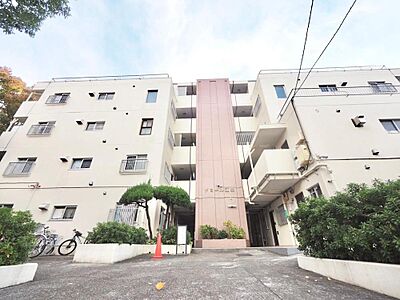 外観：建物の居住性に拘った邸宅は、「落ち着き」と「安らぎ」と「快適」を実現してくれます。