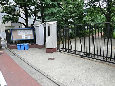 豊島区立巣鴨北中学校まで約274m