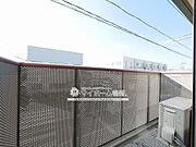 風と光を取込みながら外からの視線はシャットアウト