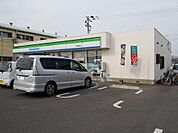 ファミリーマート(262m)