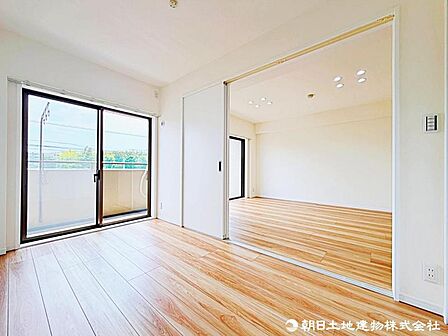 【洋室】シンプルなデザインが心地よい居室はリビングとの一体感が感じられます