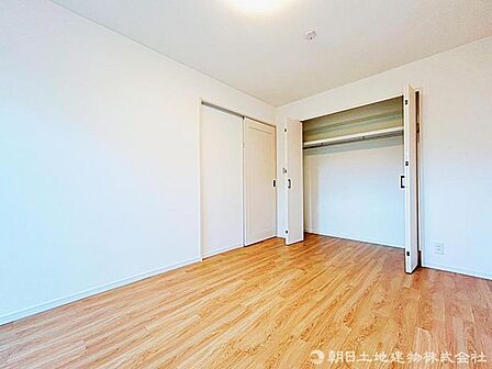 【洋室】クローゼット付きで、お部屋はいつでもスッキリきれいに。