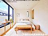 室内：【洋室】自然光が部屋いっぱいに広がる、明るく開放的な洋室です。