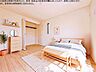 室内：【洋室】クローゼット付きで、お部屋はいつでもスッキリきれいに。